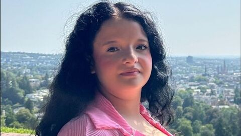 Die Vermisste mit langen dunklen gewellten Haaren, zu sehen ist das Gesicht und der Oberkörper im Profil