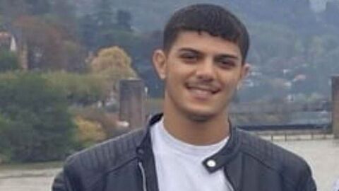 Der Vermisste in Frontaufnahme mit schwarzen Haaren und Lederjacke