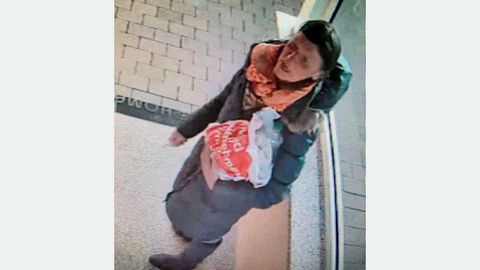 69-jährige Frau mit braunen, schulterlangen Haaren, rötlichem Schal und grauem Steppmantel