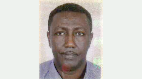 60-jähriger dunkelhäutiger Mann mit sehr kurzen schwarzen Haaren