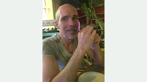 52-jähriger Mann mit sehr kurzen Haaren und kurzem Bart