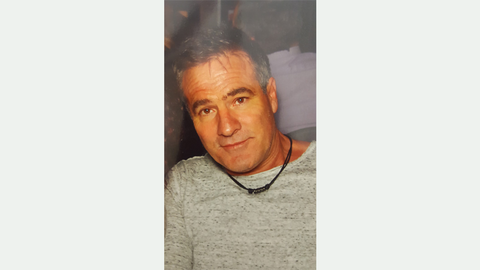 Ein dunkelhaariger Mann mit kurzen Haaren ohne Bart