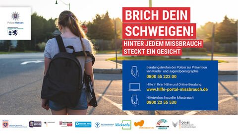 Kampagnenbild zu Brich dein Schweigen - Motiv 03 - ein Mädchen mit Rucksack und einer Mappe unter dem Arm steht mit dem Rücken zum Betrachter, Schriftzug "Brich dein Schweigen! Hinter jedem Missbrauch steckt ein Gesicht", Angaben zu Hilfe- und Beratungstelefonnummern und einem Online-Beratungsportal unten Nennung zentrale Kooperationspartner