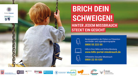 Kampagnenbild zu Brich dein Schweigen - Motiv 05 - ein Junge sitzt auf einer Schaukel mit dem Rücken zum Betrachter, Schriftzug Brich dein Schweigen! Hinter jedem Missbrauch steckt eine Gesicht, Angaben zu Hilfe- und Beratungstelefonnummern und einem Online-Beratungsportal