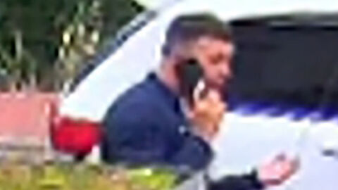 01 Tatverdächtiger Sprengstoffexplosion geht telefonierend auf Gehweg