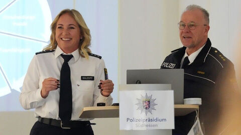 Dominique Balduff, Einstellungsberatung, und Tim Heinen, Leiter der Abschiebungshafteinrichtung Hessen