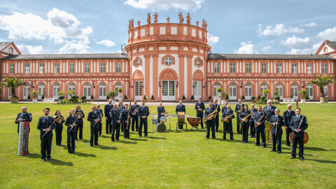 Landespolizeiorchester vor dem Schloss Biebrich in Wiesbaden