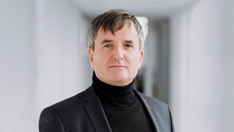 PVP Bodo Koch mit Gang im Polizeipräsidium im Hintergrund