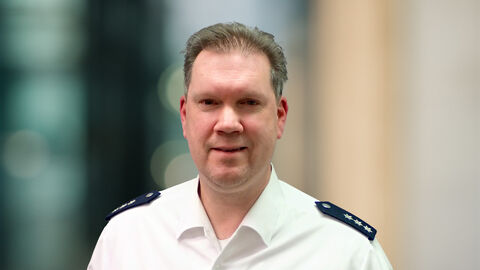 Alexander Först vor unscharfen Hintergrund