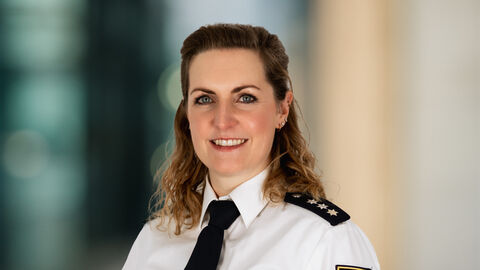 Annika Heuschneider vor unscharfen Hintergrund