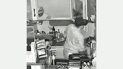 Einbruch in Kiosk in der Kasseler Nordstadt: Foto der unbekannten Täter, ein Täter im Innenraum des Kiosk, der zweite Täter wartet am offenen Fenster