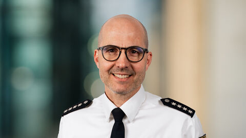 Jens Breitenbach vor unscharfen Hintergrund