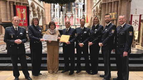 Mitarbeiter des Polizeipräsidiums Südosthessen und der Polizeiseelsorge in der Basilika zu Seligenstadt bei der Kollektenübergabe