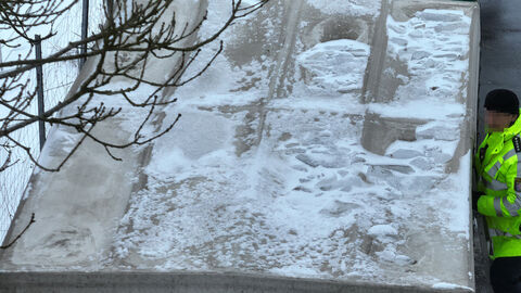 Eisplatten auf dem Dach eines LKWs