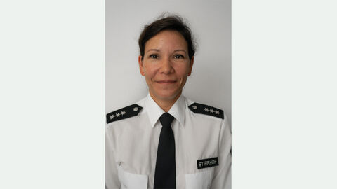 Katharina Stierhof - Portraitbild in Uniform