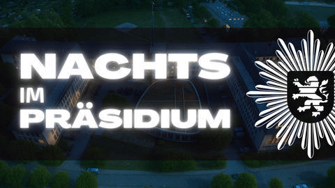 Polizeipräsidium Westhessen von schräg oben im Dunkel - mit Schriftzug: "Nachts im Präsidium"