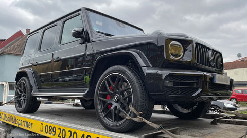 Schwarzer Geländewagen steht auf Abschleppwagen