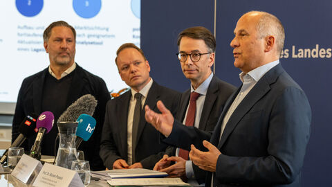 HLKA-Präsident Muth, Oberstaatsanwalt Krause, Justizminister Heinz und Innenminister Prof. Dr. Poseck bei der Pressekonferenz im HLKA