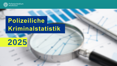 Eine Lupe auf einem Statistikblatt und der Schriftzug "Polizeiliche Kriminalstatistik 2025 Polizeipräsidium Westhessen"