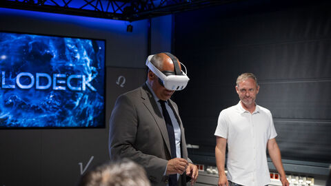 Innenminister Poseck wird die Nutzung der Holodeckbrille gezeigt