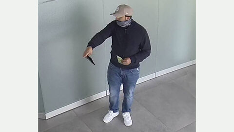 Foto des unbekannten Täters; Männliche Person im Ganzkörperformat steht in einem Raum
