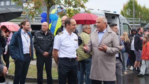 Polizeipräsident Torsten Krückmeier mit Roman Poseck Hessische Innenminister