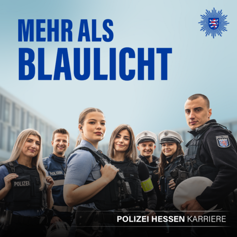 Sieben Polizeibeamtinnen und Polizeibeamte in Uniform, oben links der Slogan ‚Mehr als Blaulicht’, oben rechts Polizeistern Hessen, unten Schriftzug ‘Polizei Hessen Karriere’