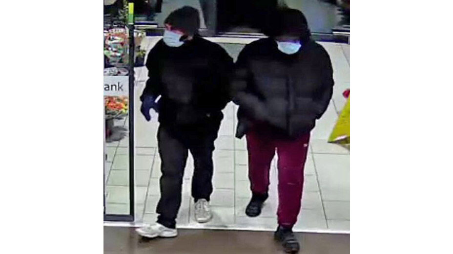 zwei unbekannte männliche Täter mit Coronamasken zu Raubüberfall auf Einkaufsmarkt in Schöneck-Kilianstädten