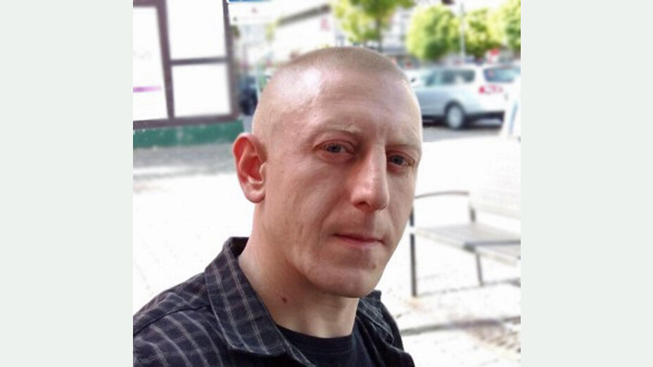 Vermisster 41-jähriger Sergej L. aus Waldeck; Foto zeigt den Vermissten im Portraitmodus mit sehr kurzem Haarschnitt und karierten Hemd, im Hintergrund ist eine Straße zu sehen