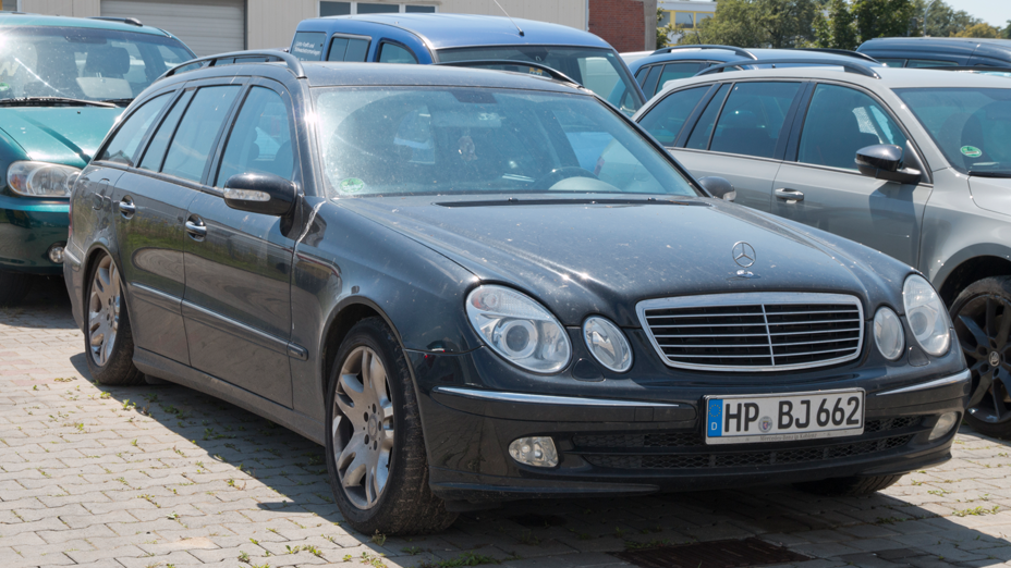 Ein schwarzer Mercedes Kombi mit dem Kennzeichen HP-BJ 662, im Hintergrund mehrere andere Fahrzeuge