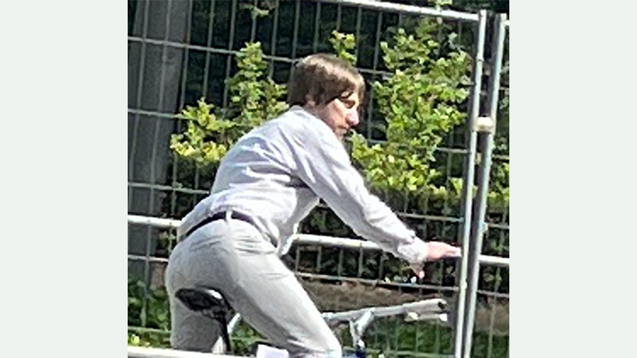 Unbekannter Täter 1 auf Fahrrad