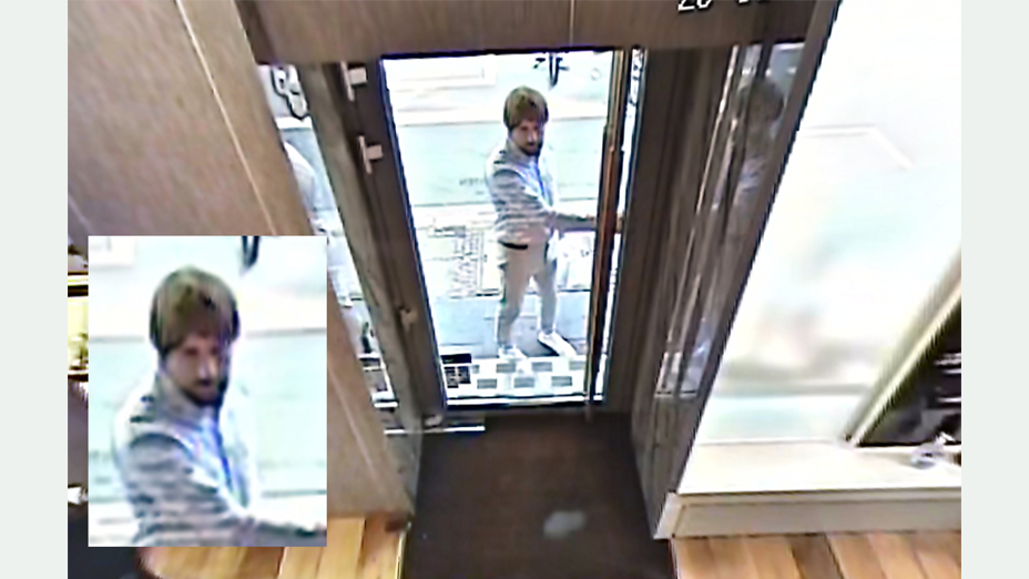 Unbekannter Täter 1 am Eingang des Juweliers