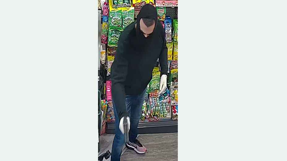 Unbekannter Täter 1 im Verkaufsraum