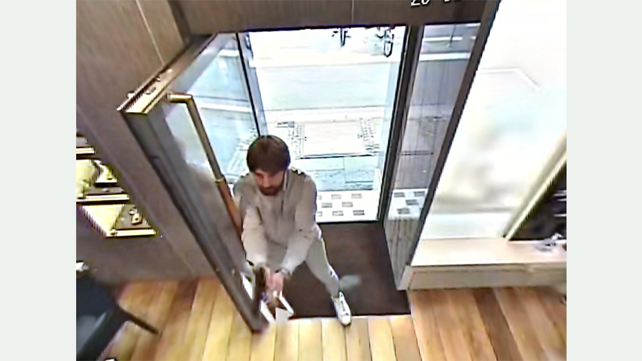 Unbekannter Täter 1 am Eingang des Juweliers - Bild 2