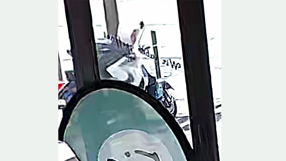 Unbekannter Täter vor dem Kiosk