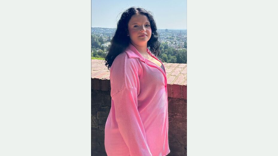 Die Vermisste mit langen dunklen gewellten Haaren, zu sehen ist das Gesicht und der Oberkörper im Profil