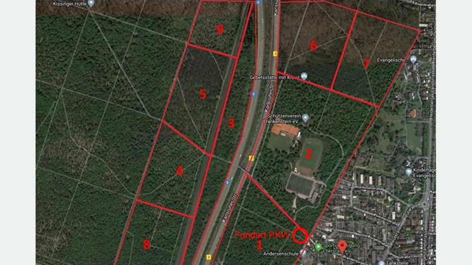 Eine Landkarte mit Übersicht eines Wald-/Wohngebietes und Markierungen des Fundortes des PKW