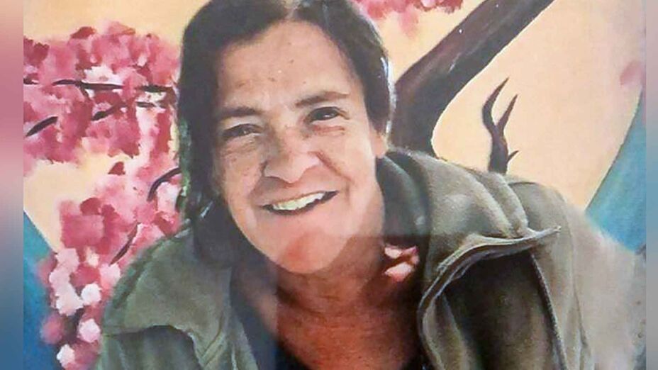 Vermisste 58-jährige Safya GROLL vor blumigem Hintergrund 