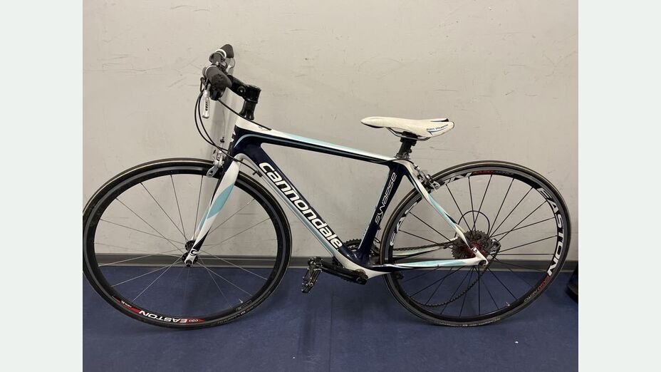 blaues Rennrad der Marke Cannondale vom Modell Synapse