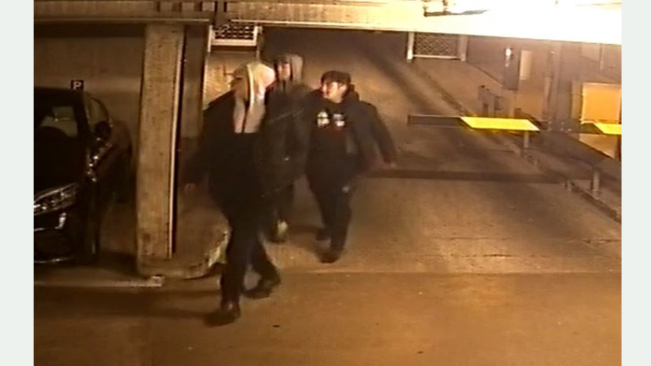 Drei unbekannte Täter im Parkhaus
