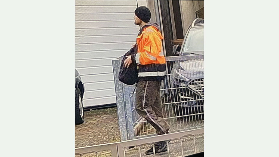 Tatverdächtiger mit rot/orangefarbener Jacke, ca 1,90 Meter groß