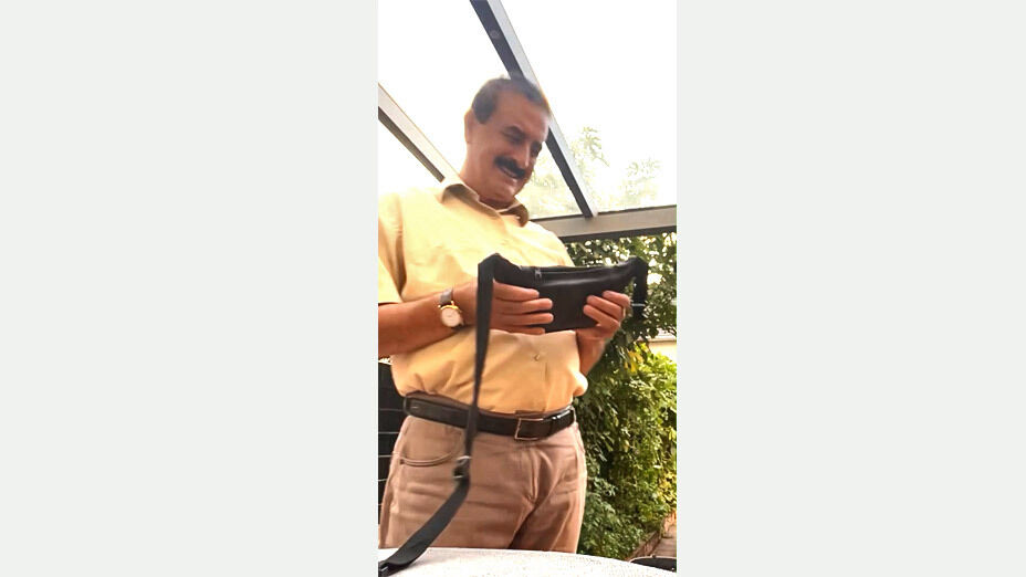 65-Jähriger Mann mit beigem Hemd und hellbrauner Hose